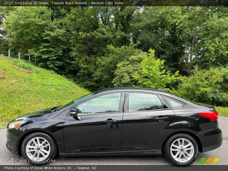 Tuxedo Black Metallic / Medium Light Stone 2015 Ford Focus SE Sedan