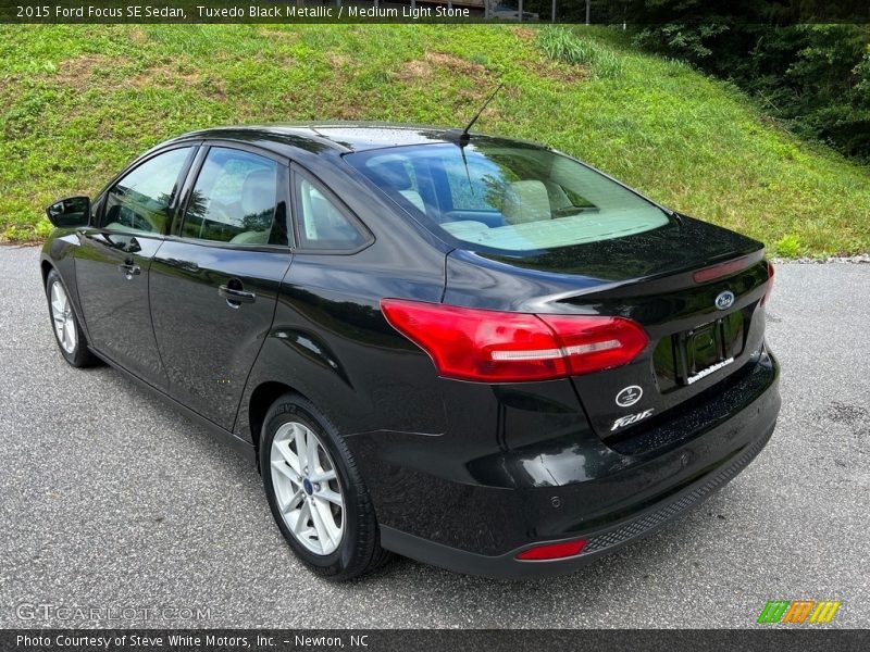 Tuxedo Black Metallic / Medium Light Stone 2015 Ford Focus SE Sedan