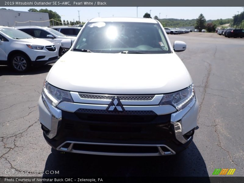 Pearl White / Black 2019 Mitsubishi Outlander SE S-AWC