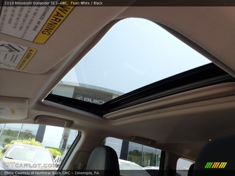 Pearl White / Black 2019 Mitsubishi Outlander SE S-AWC