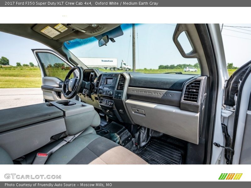 Oxford White / Medium Earth Gray 2017 Ford F350 Super Duty XLT Crew Cab 4x4