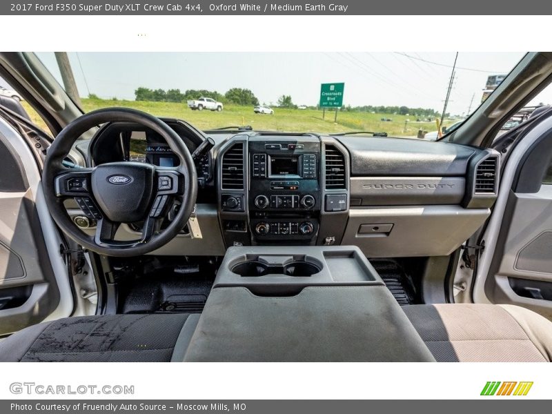 Oxford White / Medium Earth Gray 2017 Ford F350 Super Duty XLT Crew Cab 4x4