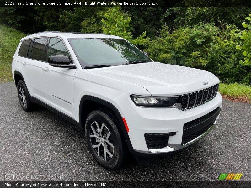 Front 3/4 View of 2023 Grand Cherokee L Limited 4x4