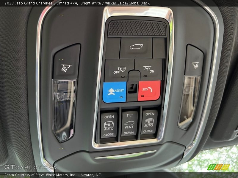 Controls of 2023 Grand Cherokee L Limited 4x4