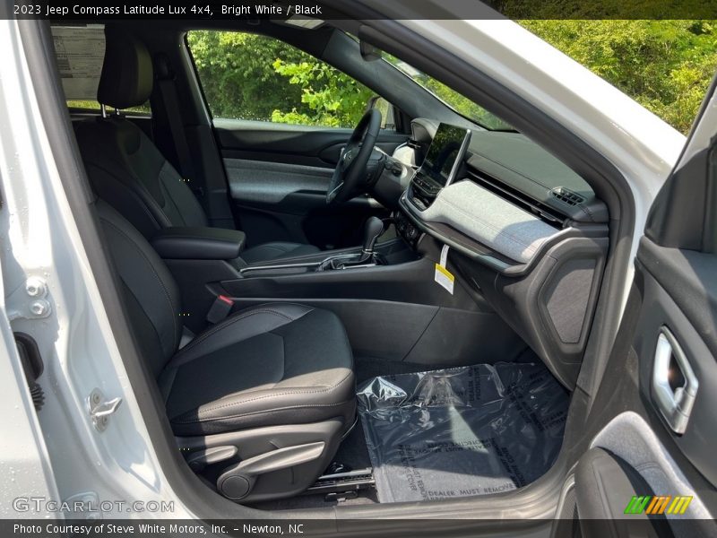 Bright White / Black 2023 Jeep Compass Latitude Lux 4x4