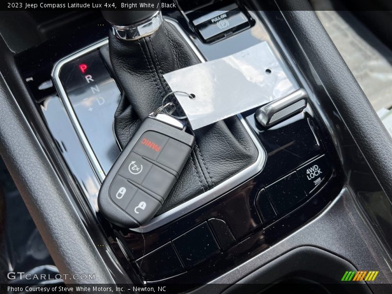 Bright White / Black 2023 Jeep Compass Latitude Lux 4x4