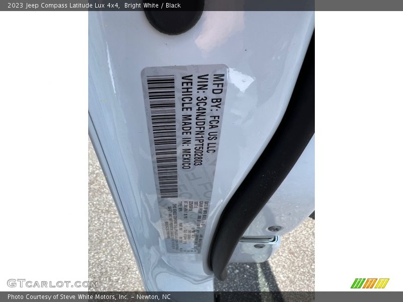 Bright White / Black 2023 Jeep Compass Latitude Lux 4x4