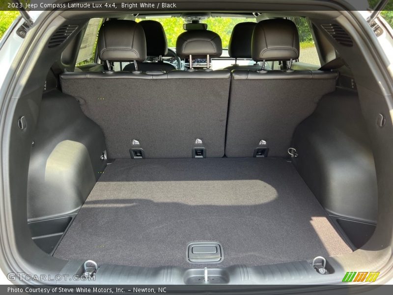  2023 Compass Latitude Lux 4x4 Trunk