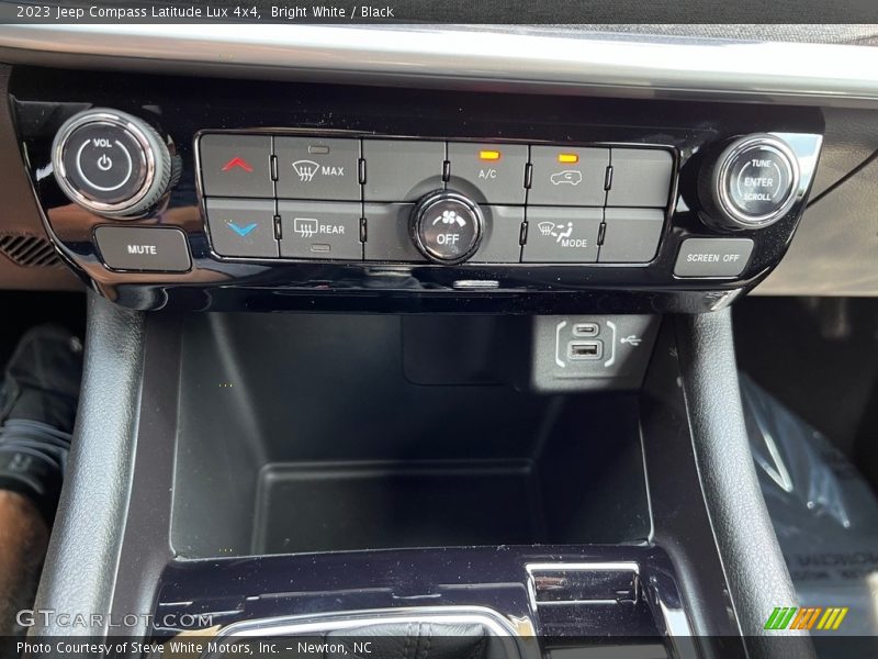 Controls of 2023 Compass Latitude Lux 4x4