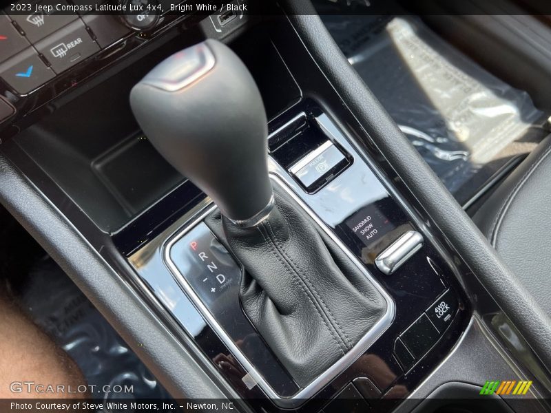  2023 Compass Latitude Lux 4x4 8 Speed Automatic Shifter