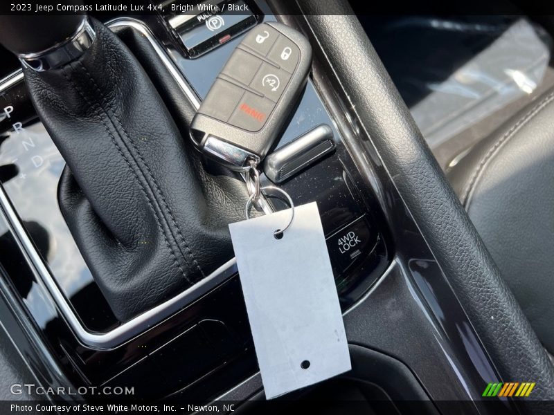 Keys of 2023 Compass Latitude Lux 4x4