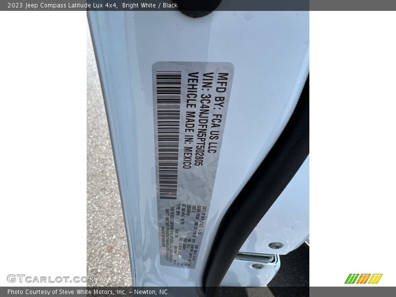 Bright White / Black 2023 Jeep Compass Latitude Lux 4x4