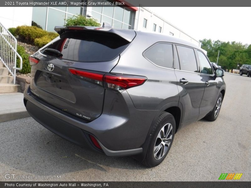 Magnetic Gray Metallic / Black 2021 Toyota Highlander XLE AWD