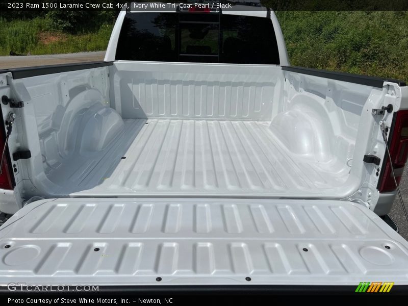 Ivory White Tri-Coat Pearl / Black 2023 Ram 1500 Laramie Crew Cab 4x4