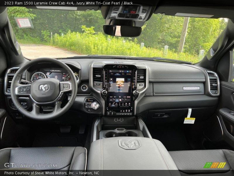 Ivory White Tri-Coat Pearl / Black 2023 Ram 1500 Laramie Crew Cab 4x4