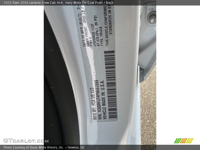 Ivory White Tri-Coat Pearl / Black 2023 Ram 1500 Laramie Crew Cab 4x4