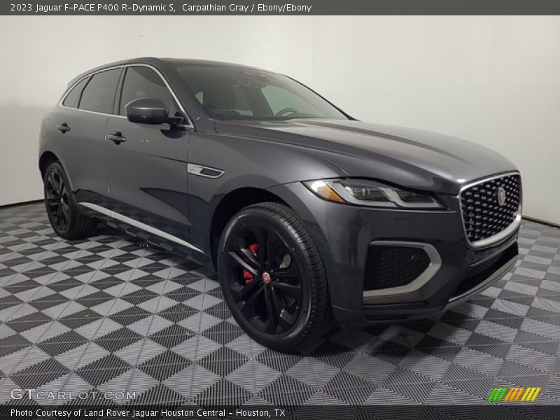 Front 3/4 View of 2023 F-PACE P400 R-Dynamic S