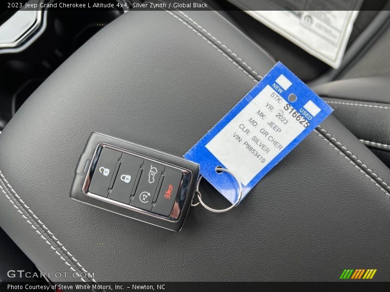 Keys of 2023 Grand Cherokee L Altitude 4x4