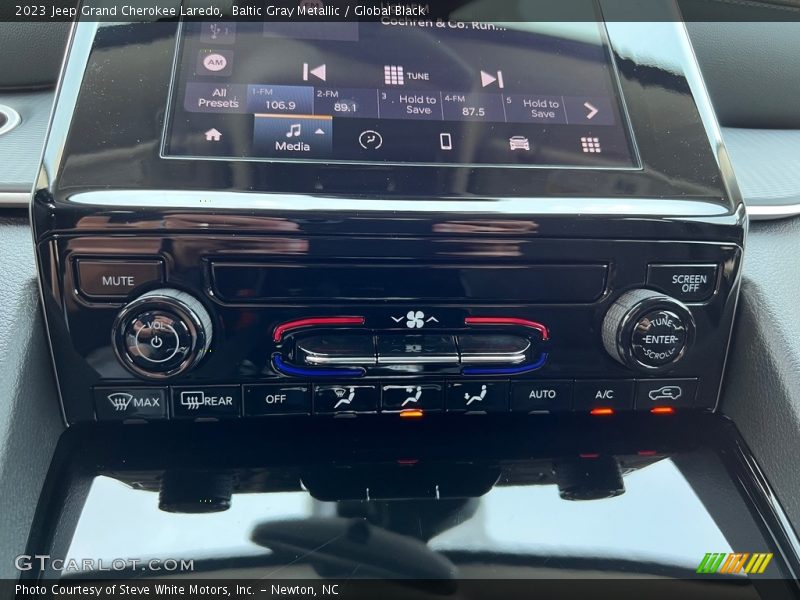 Controls of 2023 Grand Cherokee Laredo