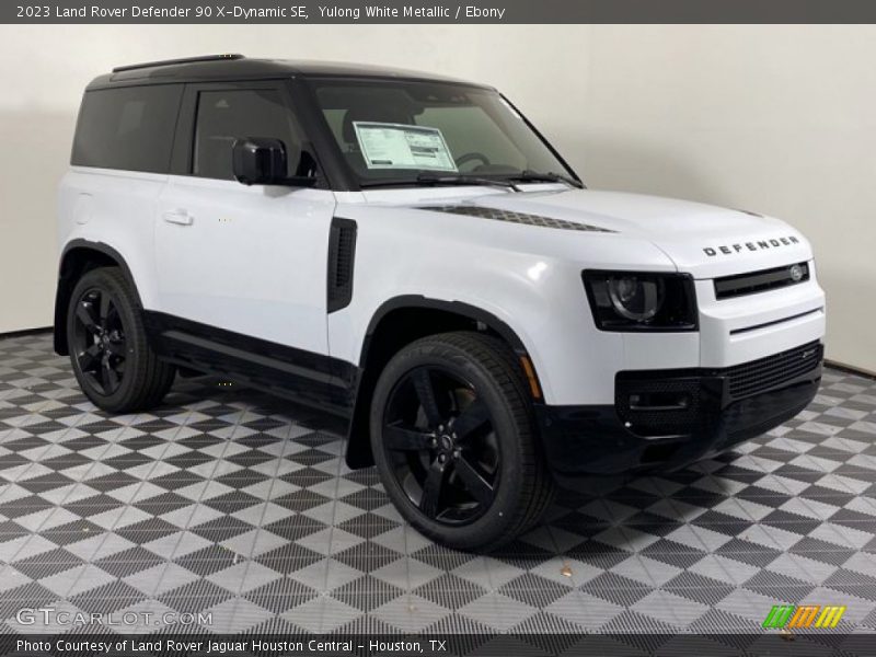 Front 3/4 View of 2023 Defender 90 X-Dynamic SE