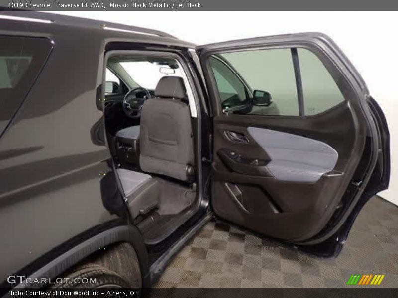 Mosaic Black Metallic / Jet Black 2019 Chevrolet Traverse LT AWD