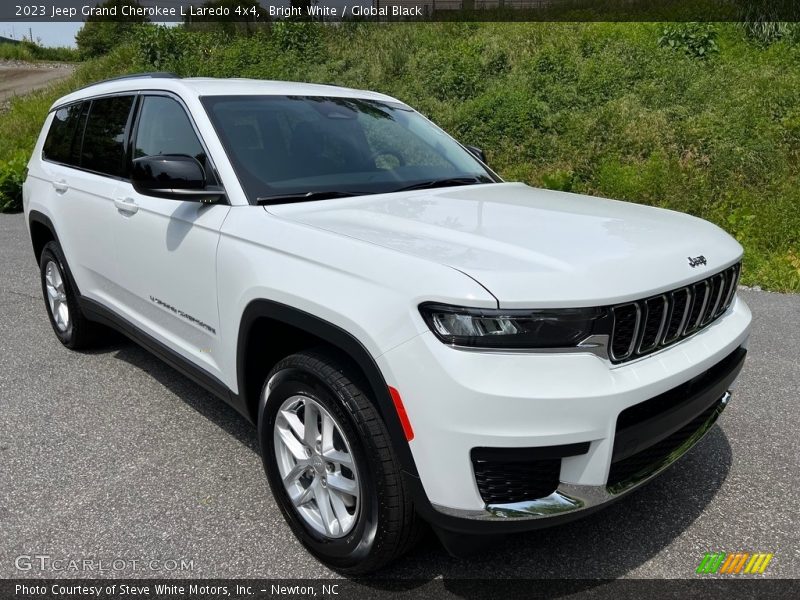 Front 3/4 View of 2023 Grand Cherokee L Laredo 4x4