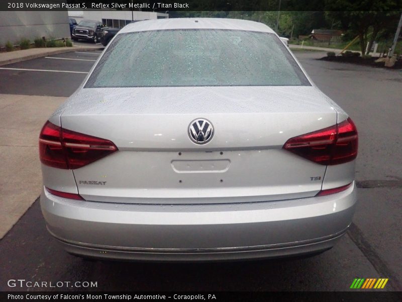 Reflex Silver Metallic / Titan Black 2018 Volkswagen Passat S