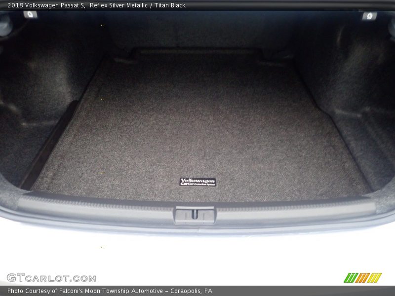 Reflex Silver Metallic / Titan Black 2018 Volkswagen Passat S