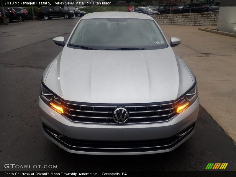 Reflex Silver Metallic / Titan Black 2018 Volkswagen Passat S