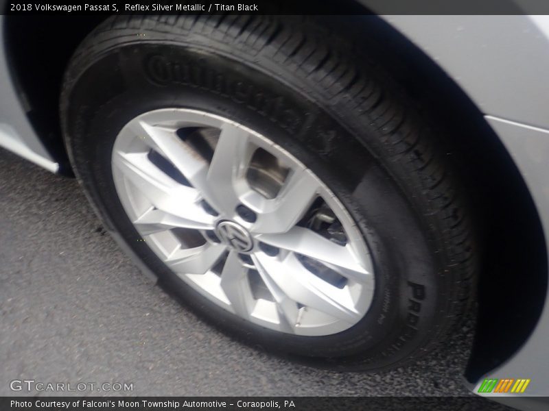Reflex Silver Metallic / Titan Black 2018 Volkswagen Passat S