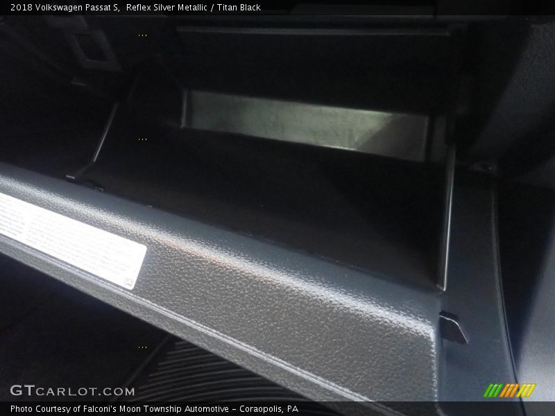 Reflex Silver Metallic / Titan Black 2018 Volkswagen Passat S
