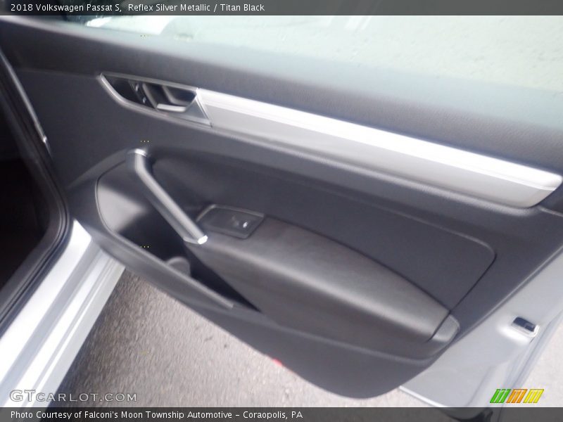 Reflex Silver Metallic / Titan Black 2018 Volkswagen Passat S