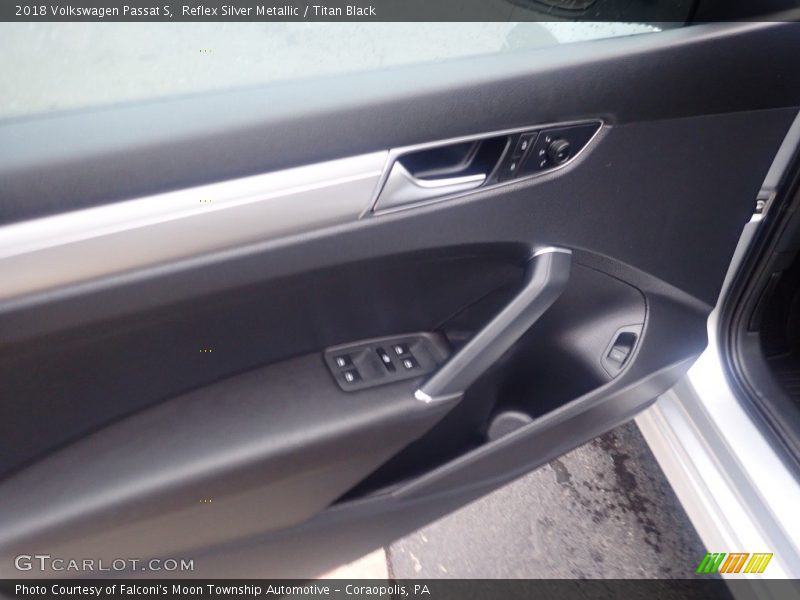 Reflex Silver Metallic / Titan Black 2018 Volkswagen Passat S