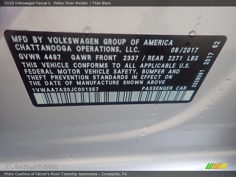 Reflex Silver Metallic / Titan Black 2018 Volkswagen Passat S