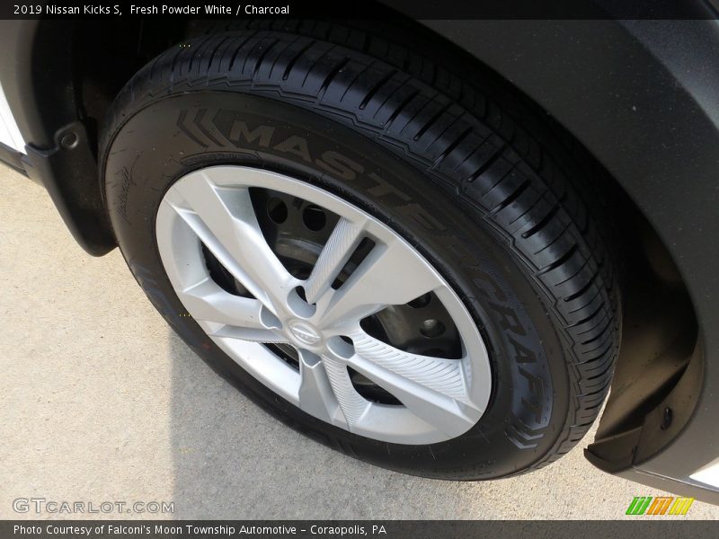 Fresh Powder White / Charcoal 2019 Nissan Kicks S