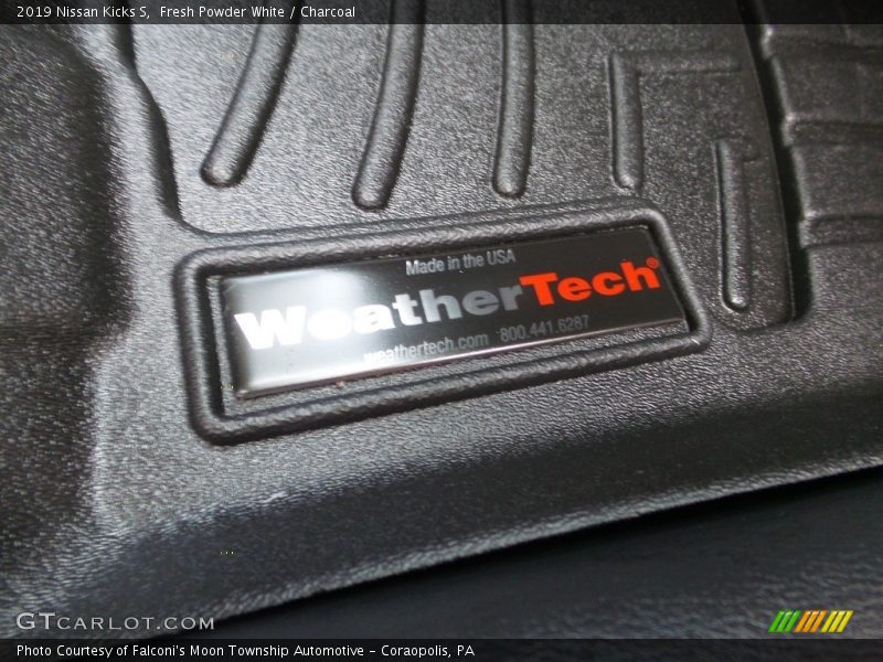 Fresh Powder White / Charcoal 2019 Nissan Kicks S