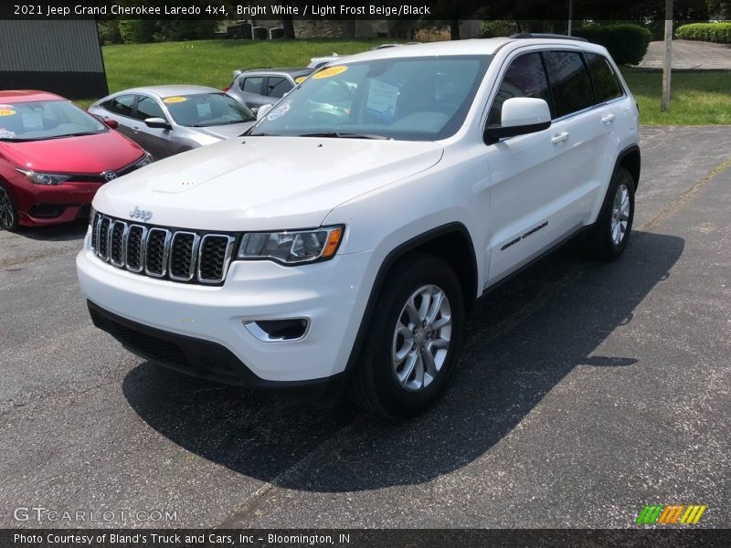 Bright White / Light Frost Beige/Black 2021 Jeep Grand Cherokee Laredo 4x4