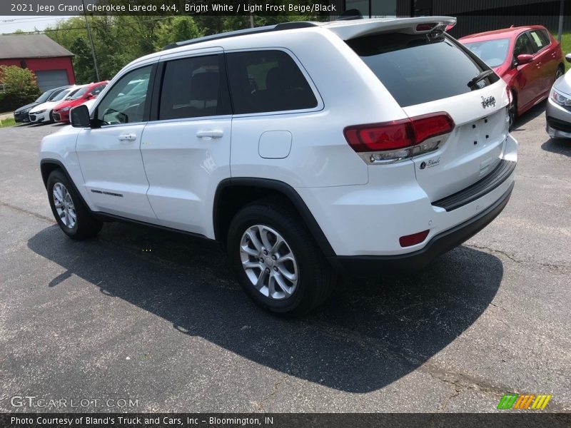 Bright White / Light Frost Beige/Black 2021 Jeep Grand Cherokee Laredo 4x4