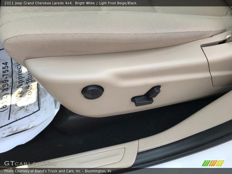 Bright White / Light Frost Beige/Black 2021 Jeep Grand Cherokee Laredo 4x4