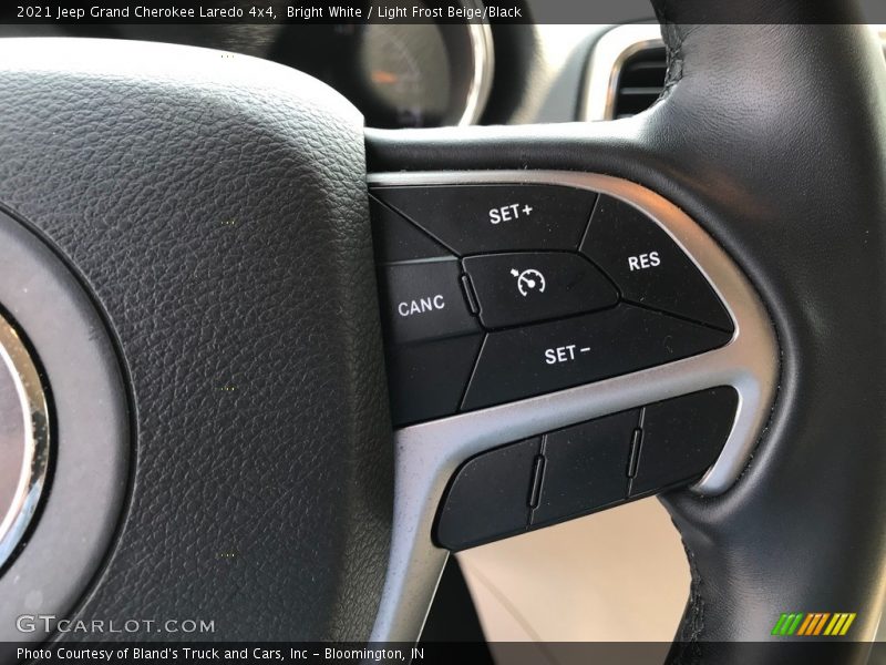 Bright White / Light Frost Beige/Black 2021 Jeep Grand Cherokee Laredo 4x4