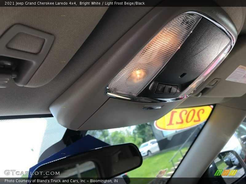 Bright White / Light Frost Beige/Black 2021 Jeep Grand Cherokee Laredo 4x4