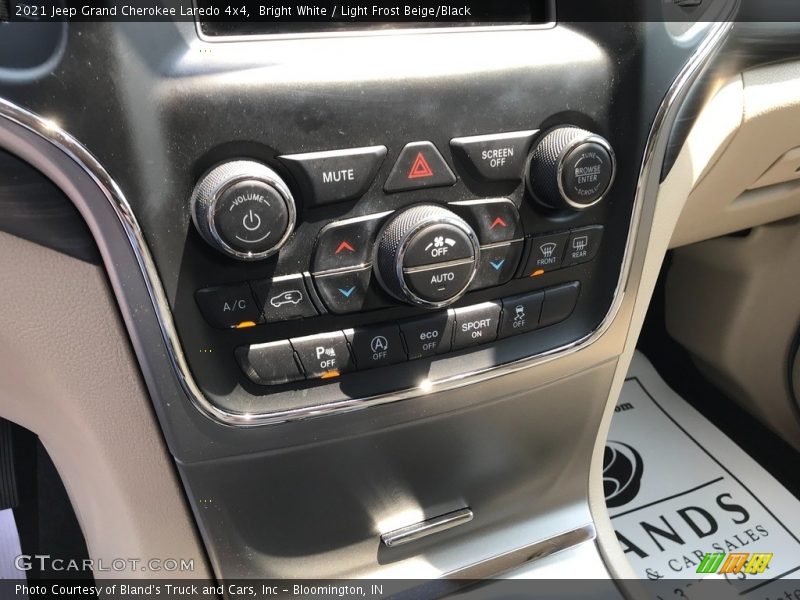 Bright White / Light Frost Beige/Black 2021 Jeep Grand Cherokee Laredo 4x4