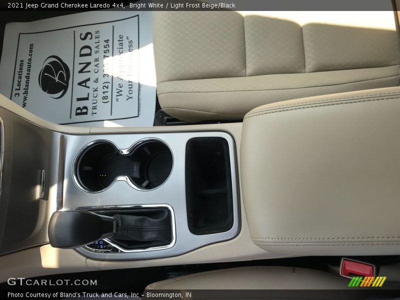 Bright White / Light Frost Beige/Black 2021 Jeep Grand Cherokee Laredo 4x4
