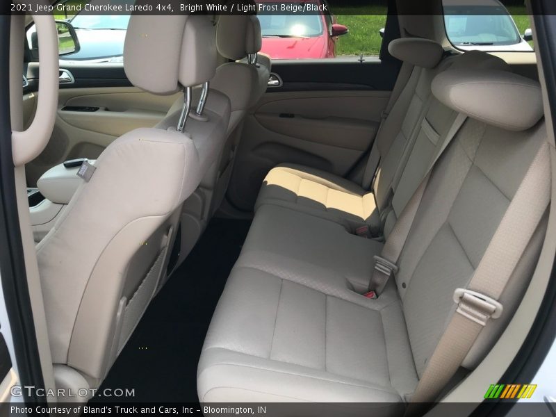 Bright White / Light Frost Beige/Black 2021 Jeep Grand Cherokee Laredo 4x4