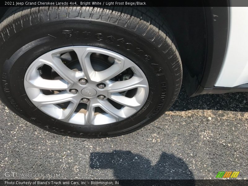 Bright White / Light Frost Beige/Black 2021 Jeep Grand Cherokee Laredo 4x4