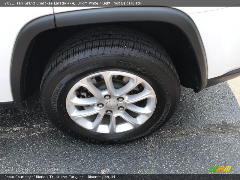 Bright White / Light Frost Beige/Black 2021 Jeep Grand Cherokee Laredo 4x4