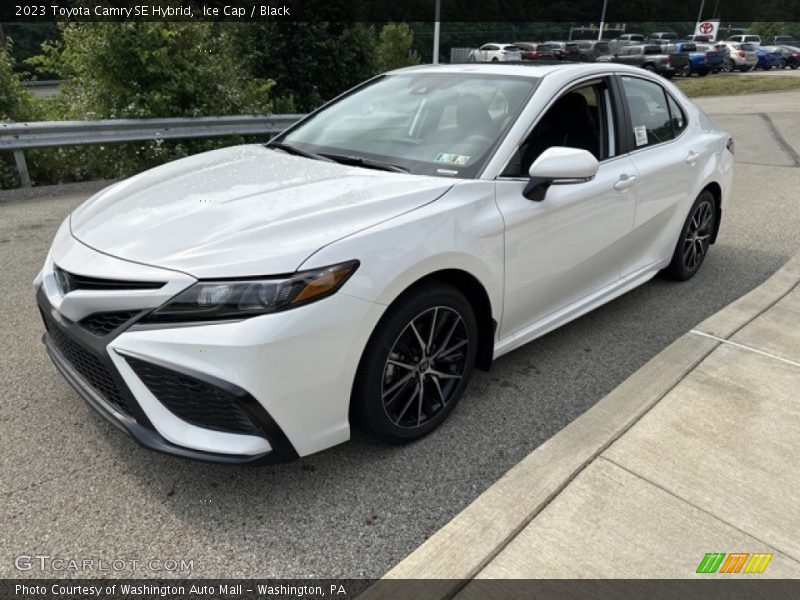 Front 3/4 View of 2023 Camry SE Hybrid