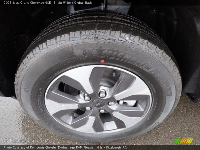 Bright White / Global Black 2023 Jeep Grand Cherokee 4XE