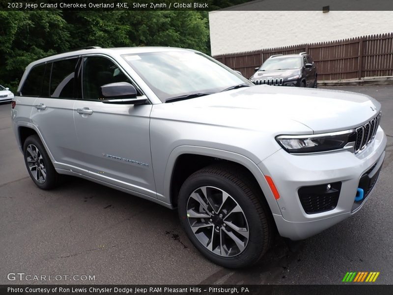 Front 3/4 View of 2023 Grand Cherokee Overland 4XE