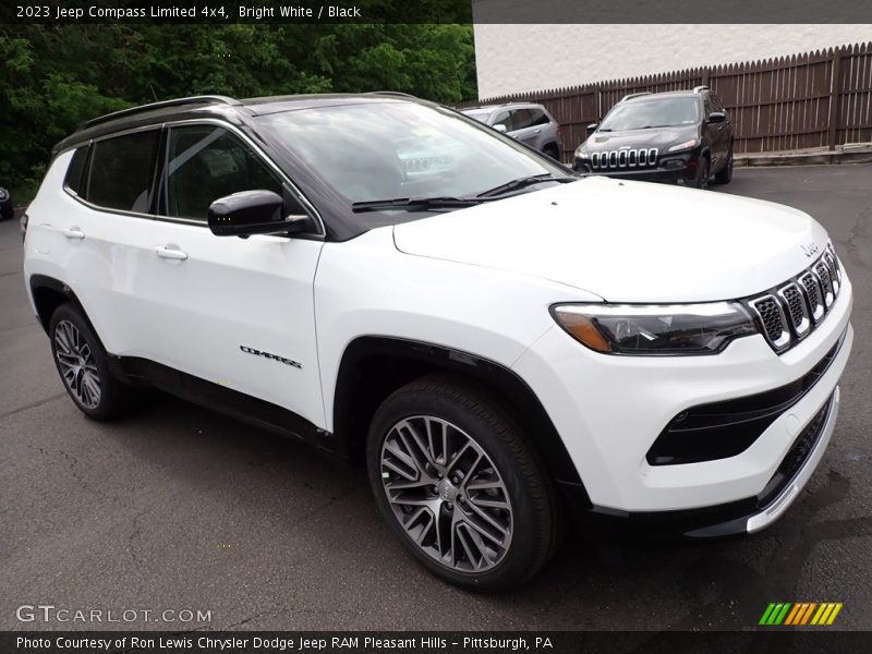 Front 3/4 View of 2023 Compass Limited 4x4